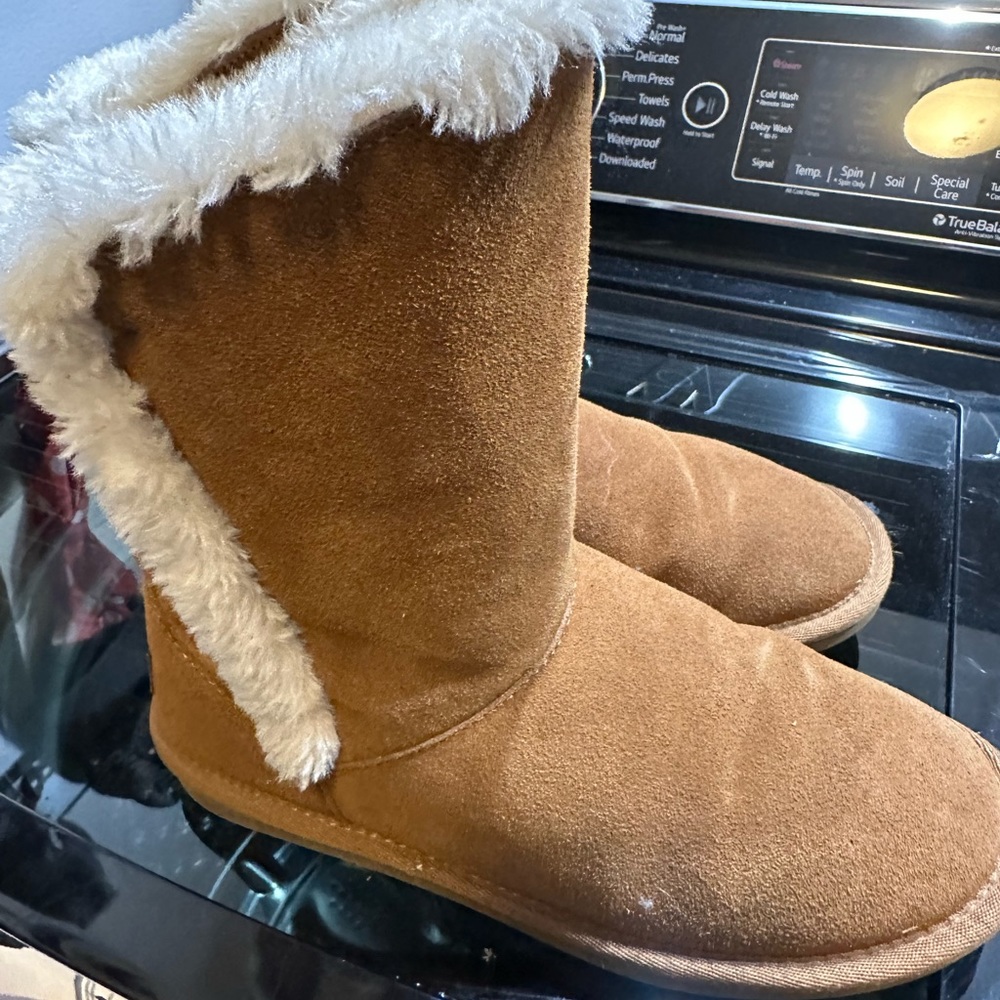 Minnetonka boots with fur. New